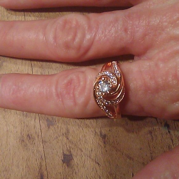 Rose gold cubic zirconia flower ring - Picture 4 of 4